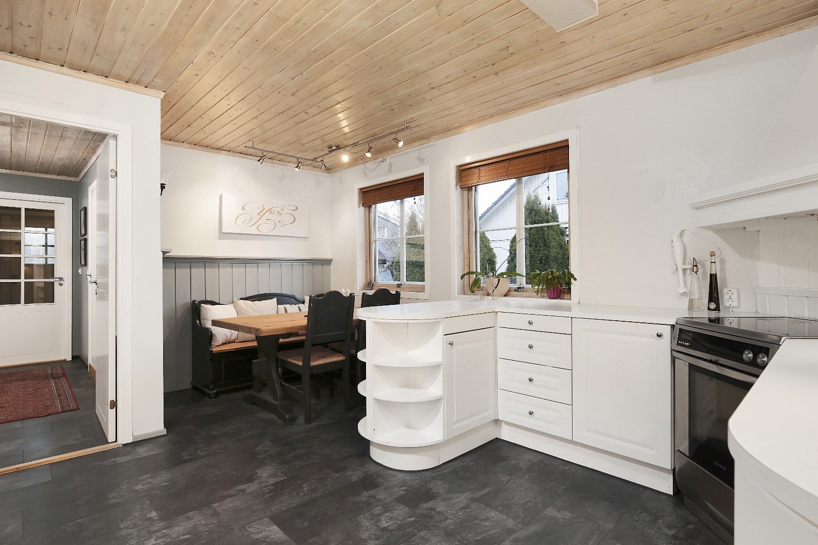 Kjøkken med god spiseplass. Galleribilde