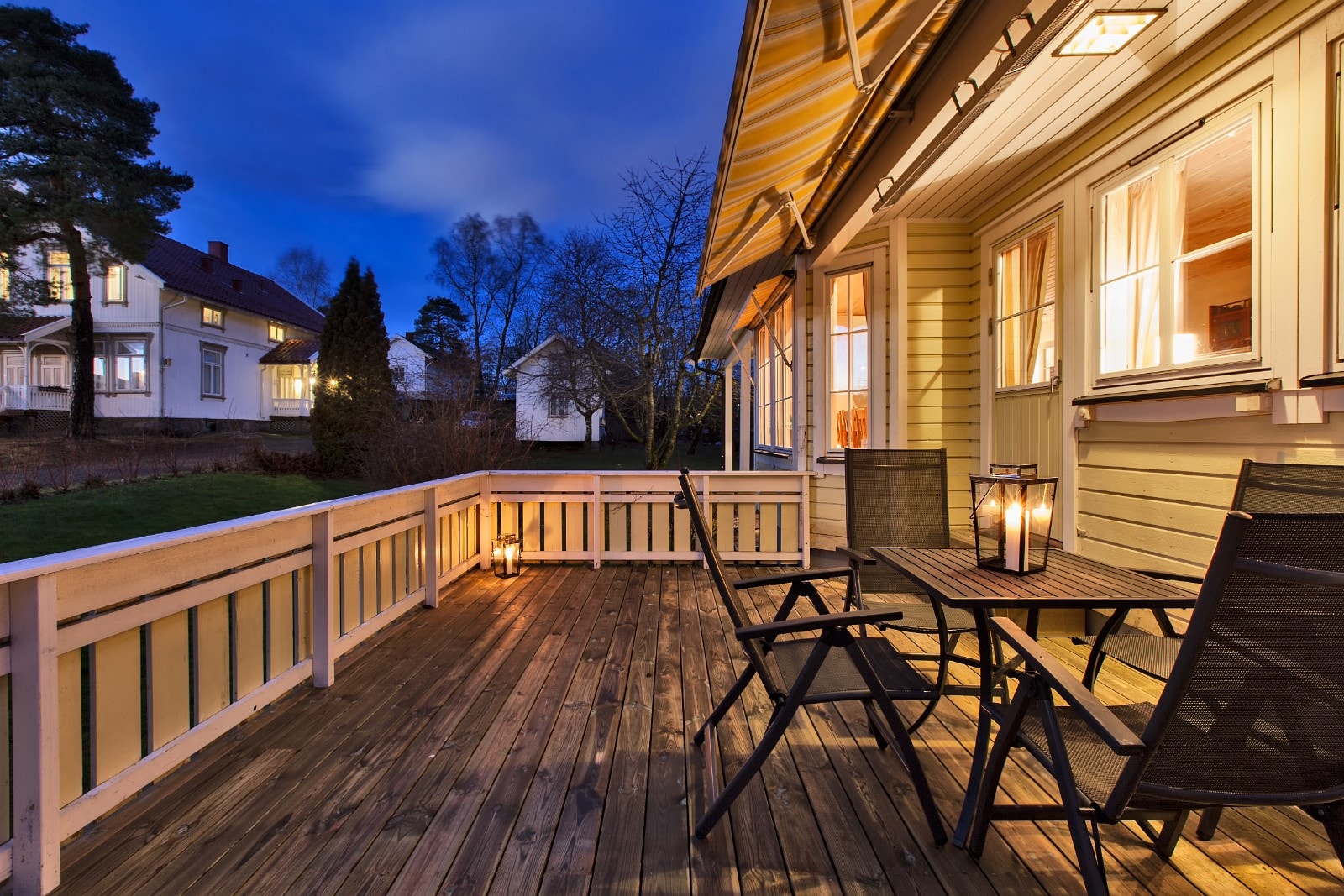 Stor vestvendt terrasse. Galleribilde