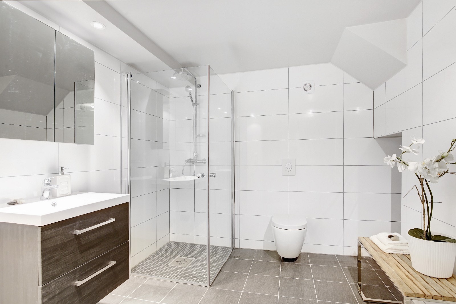 Lekkert baderom i kjelleren. Galleribilde