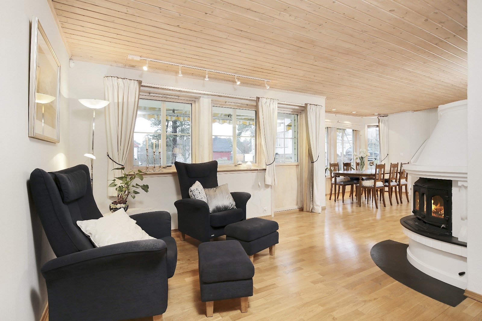 Stue med koselig peis. Galleribilde