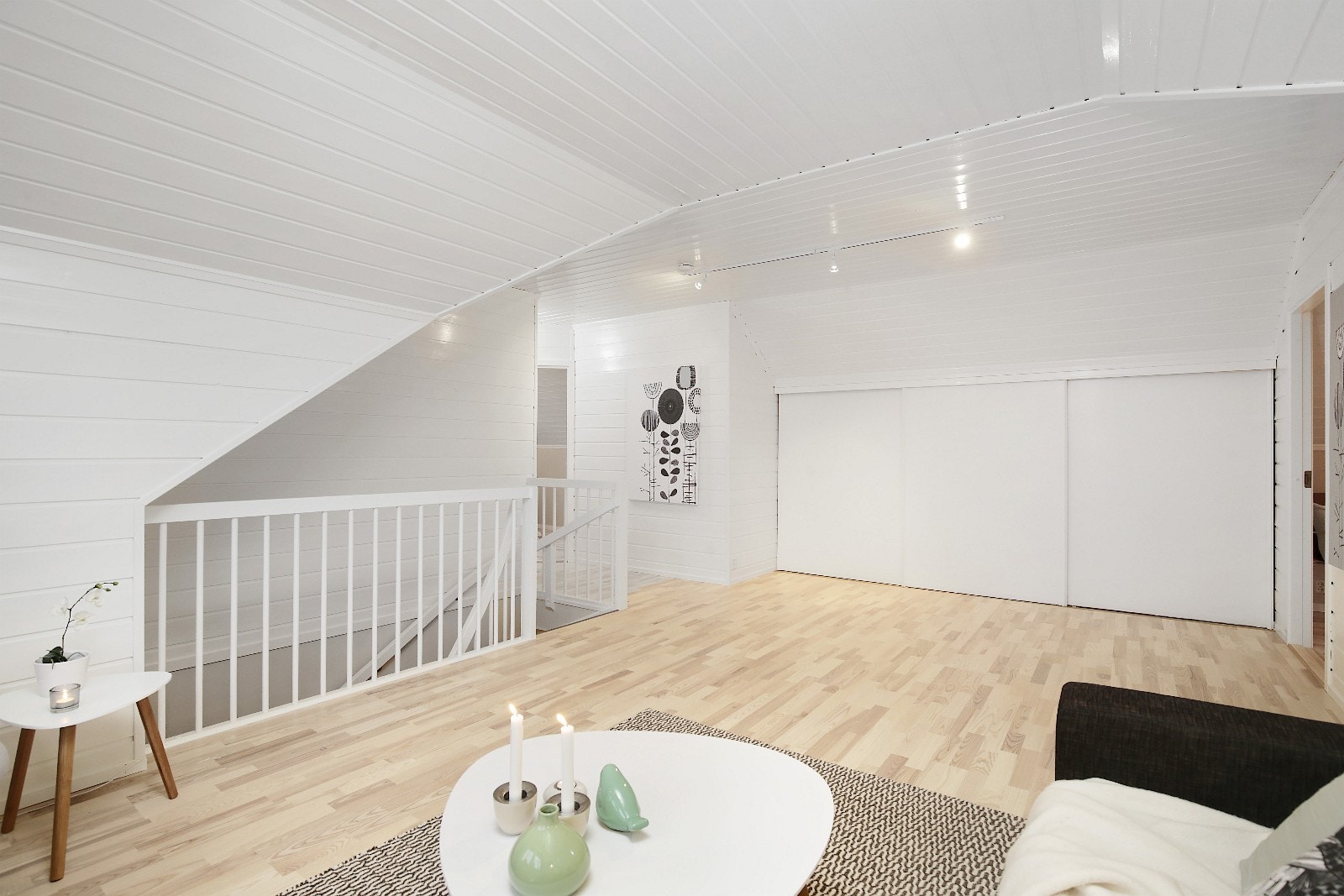 Allrom i 2. Etasje med praktisk skyvedørsgarderobe. Galleribilde