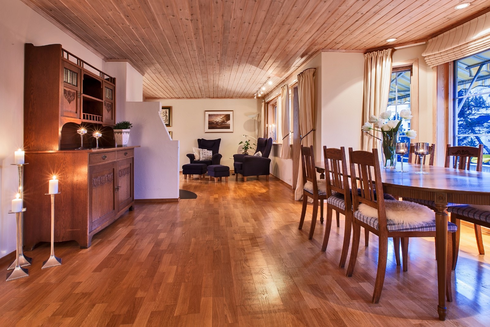 Spisestue og stue. Galleribilde