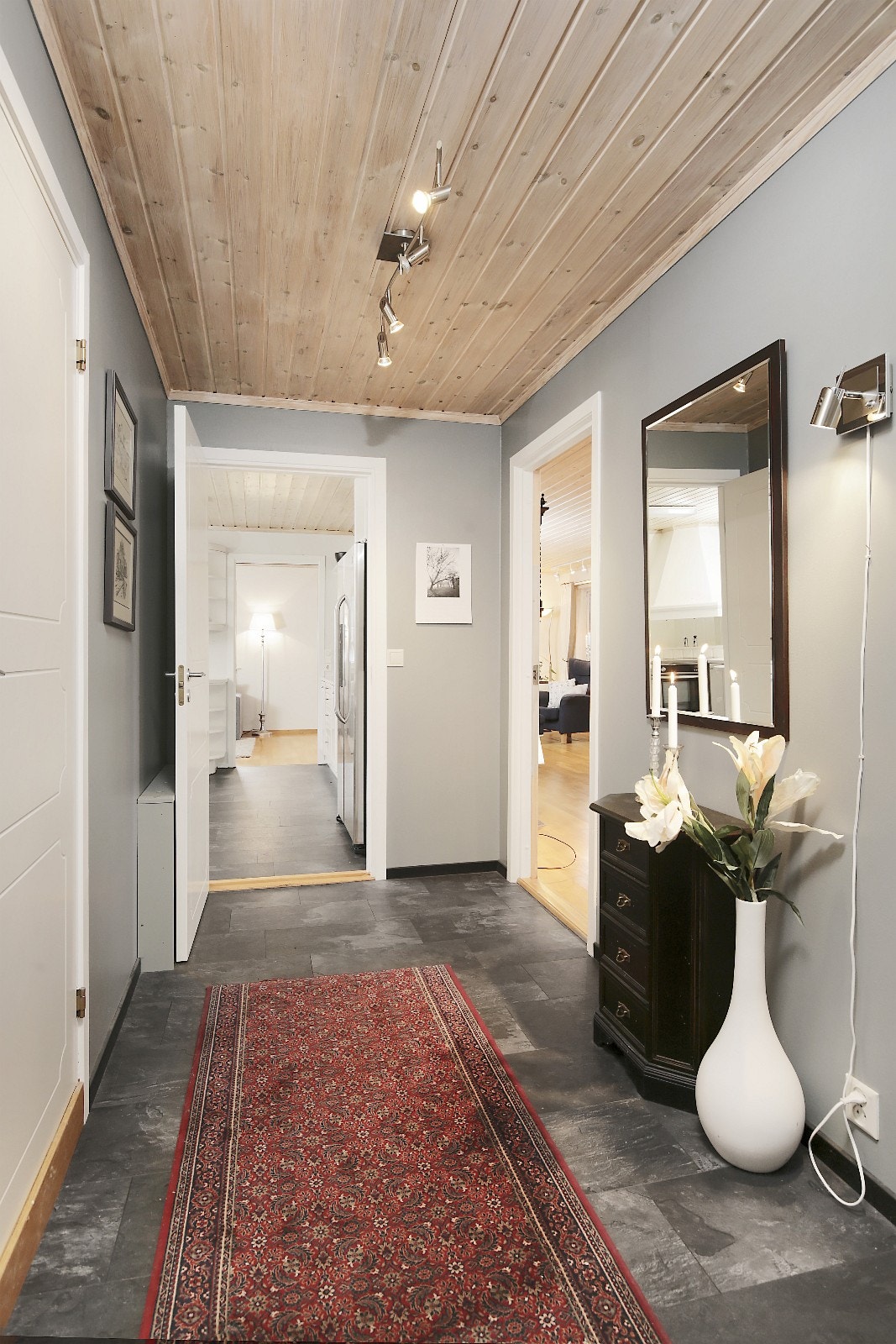 Innbydende hall. Galleribilde