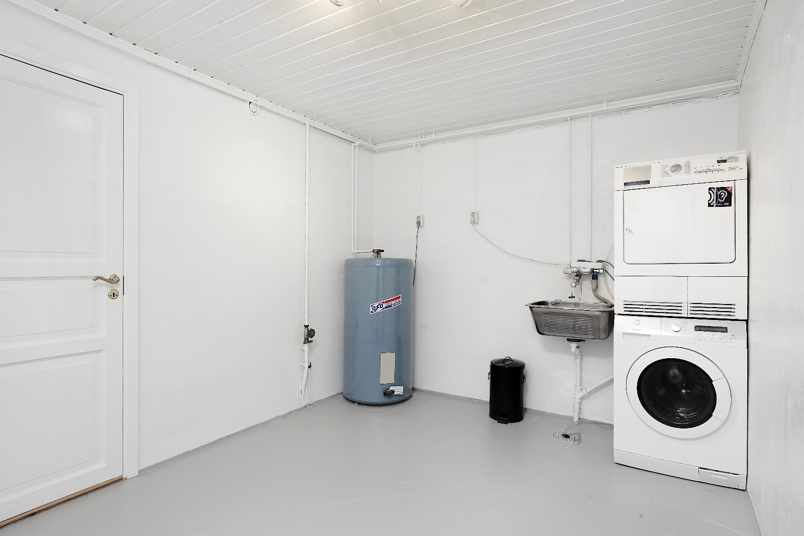 Praktisk vaskerom i kjelleren. Galleribilde