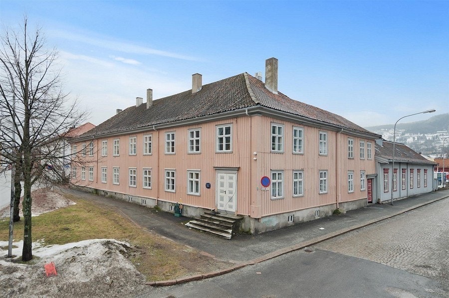 Kollektivet består av en dobbel leilighet i en koselig bygård, like ved elven og togstasjonen Galleribilde