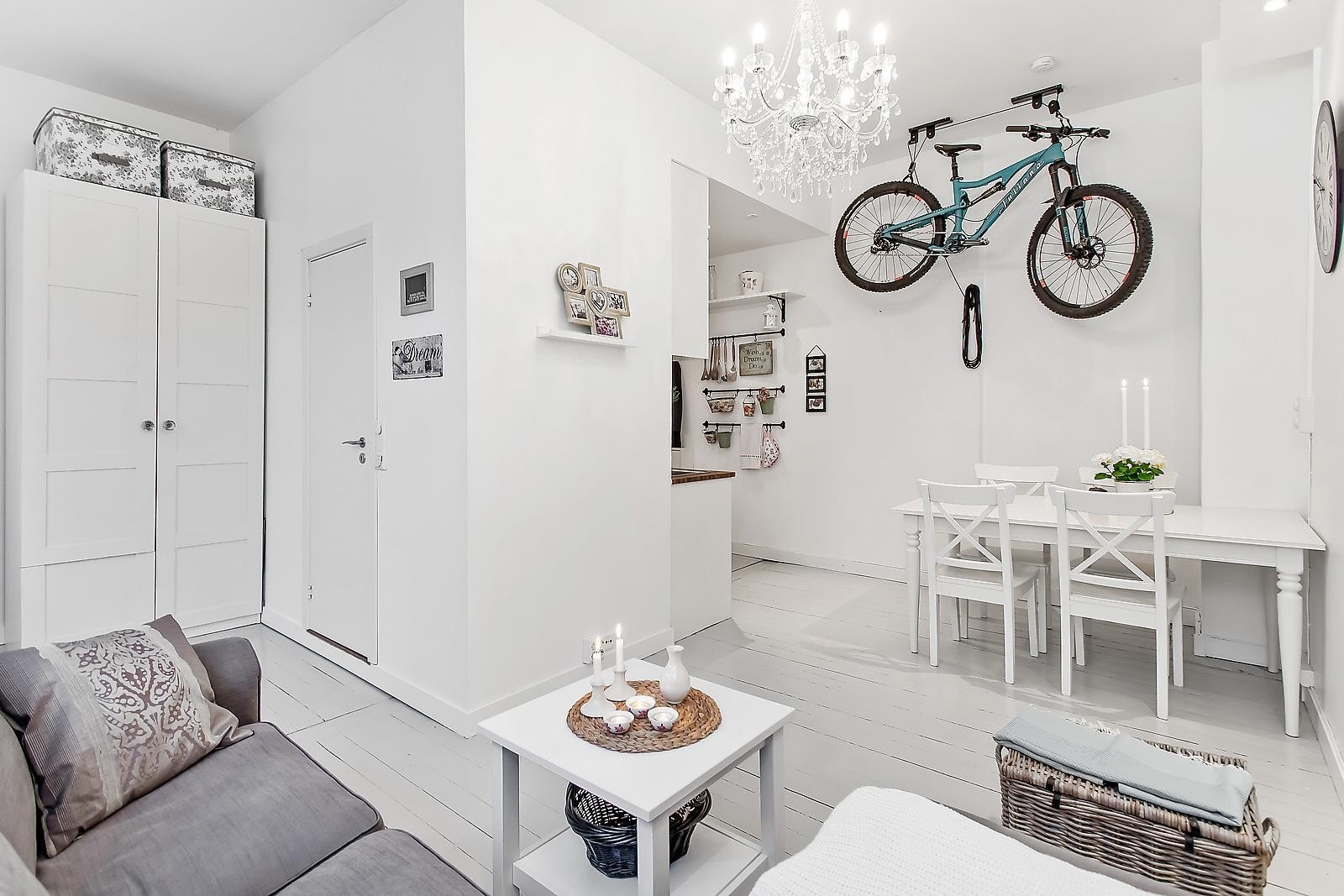 Stor og trivelig stue med plass til sofaseksjon og spisebord, meget god takhøyde. Nedsenket himling med downlights samt rosett med lysekrone. Store klassiske vinduer som slipper inn mye lys. Galleribilde