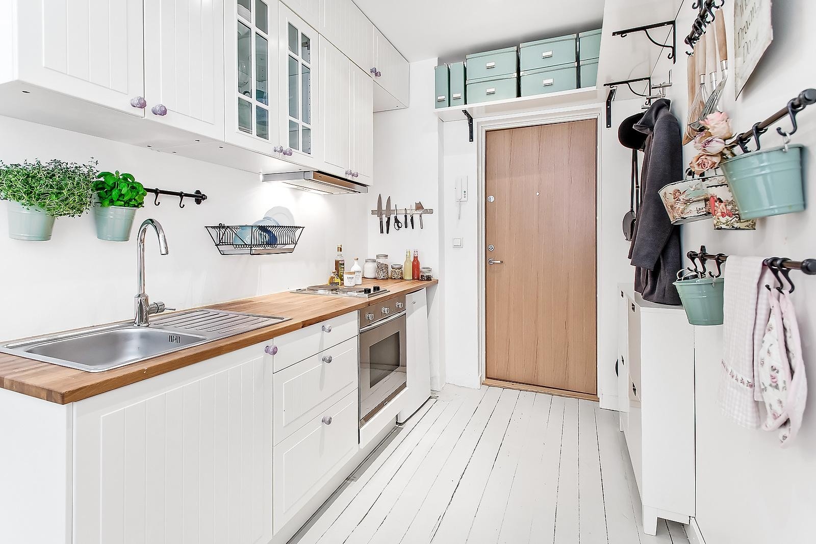 Stort og trivelig kjøkken med god skap og benkeplass. Klassiske detaljer og plasseffektiv utnyttelse. Vifte over koketopp, heltre benkeplate. Integrert ovn samt frittstående kjøleskap. Downlights montert i himling. Galleribilde