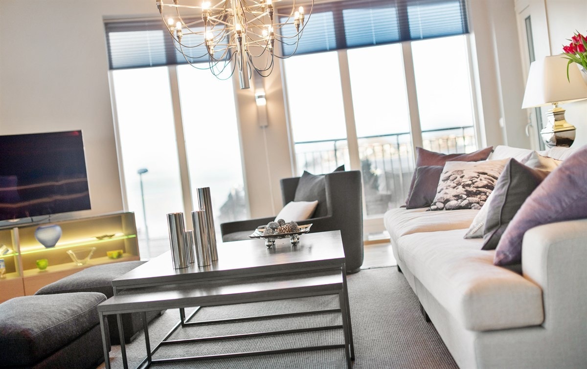 PROA Eiendomsmegling - Store vindusflater som gir godt med innlys og en fantastisk utsikt både på dagtid og kveldstid. Galleribilde