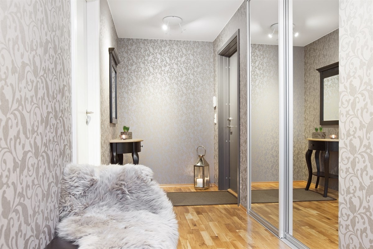 PROA Eiendomsmegling - Romslig gang med stilfull og tidsriktig tapet. Stor skyvedørsgarderobe med speilfronter. Galleribilde