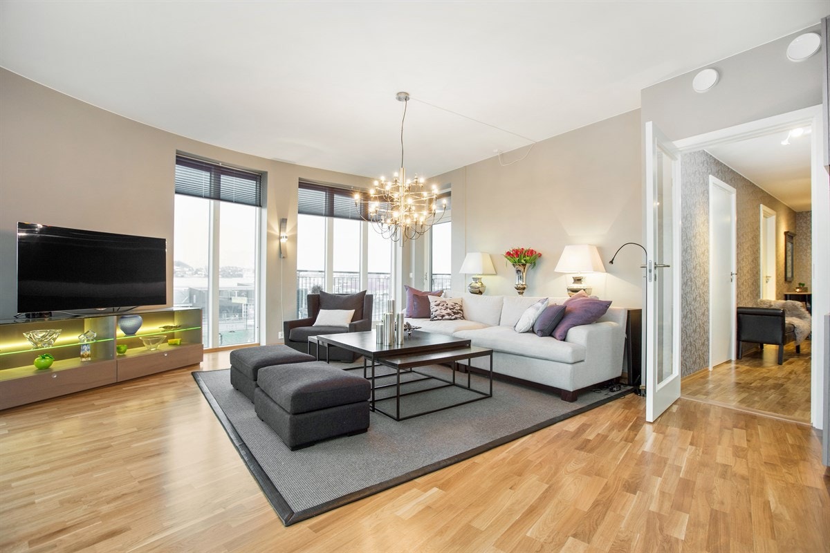 PROA Eiendomsmegling - Med sin store stue med god utforming er det gode møbleringsmuligheter, og utgang til to terrasser. Galleribilde