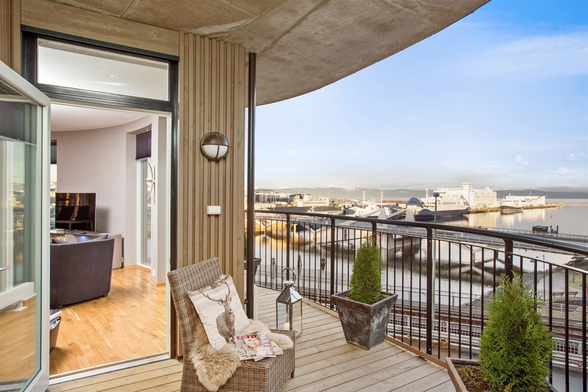 PROA Eiendomsmegling - Koselig nordvendt veranda med nydelig utsikt mot fjorden. Galleribilde