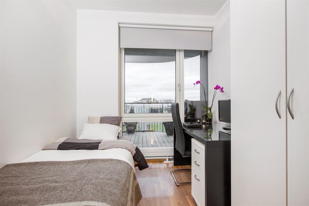 PROA Eiendomsmegling - Soverom 2 har godt med innlys fra store vindusflater. Kan også fungere som kontorrom. Galleribilde