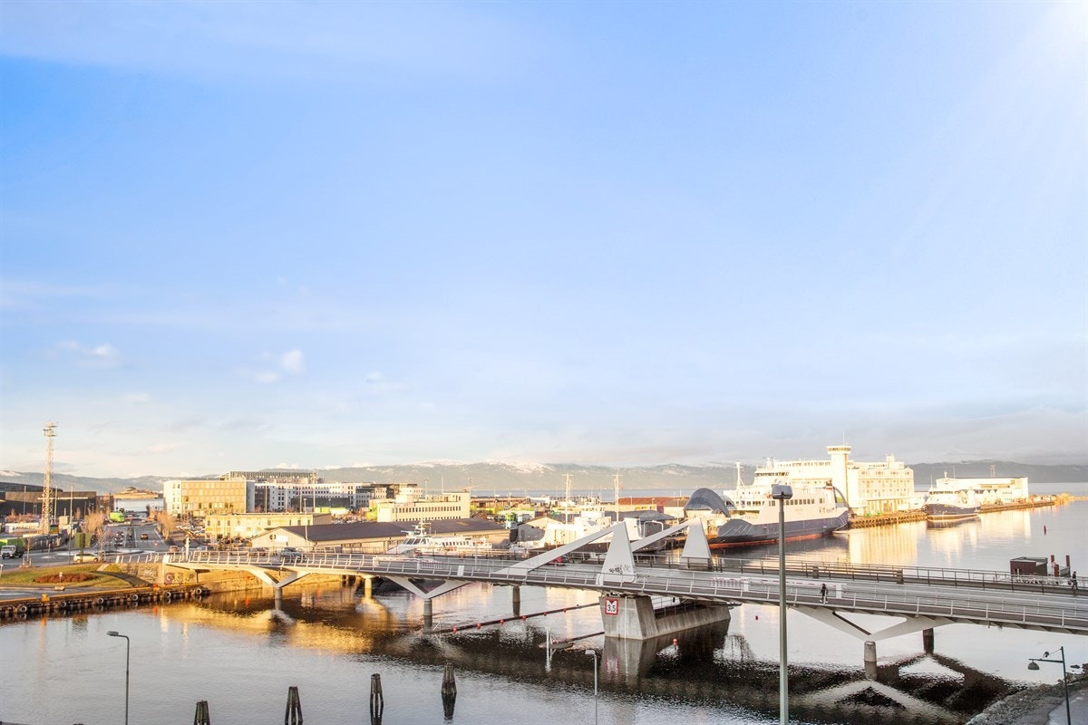 PROA Eiendomsmegling - Fra den nordlige verandaen har man utsikt over fjorden, Munkholmen og Fosenalpene. Galleribilde