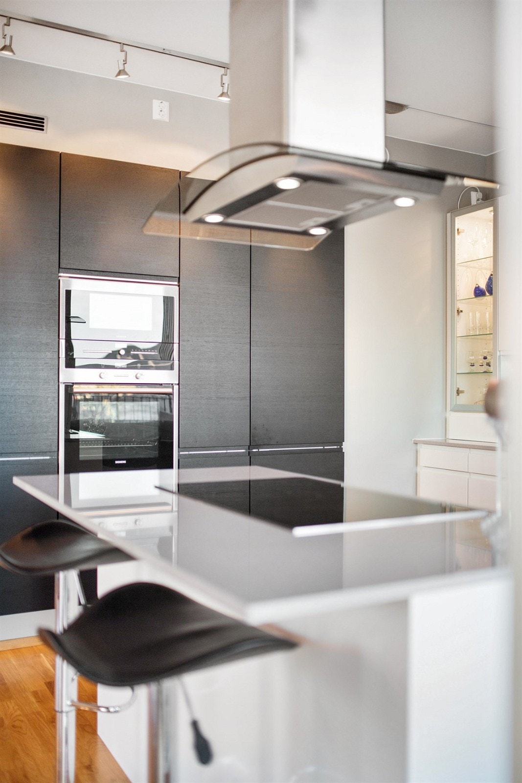 PROA Eiendomsmegling - Stilren kjøkkenvifte og praktisk barløsning på kjøkken. Galleribilde