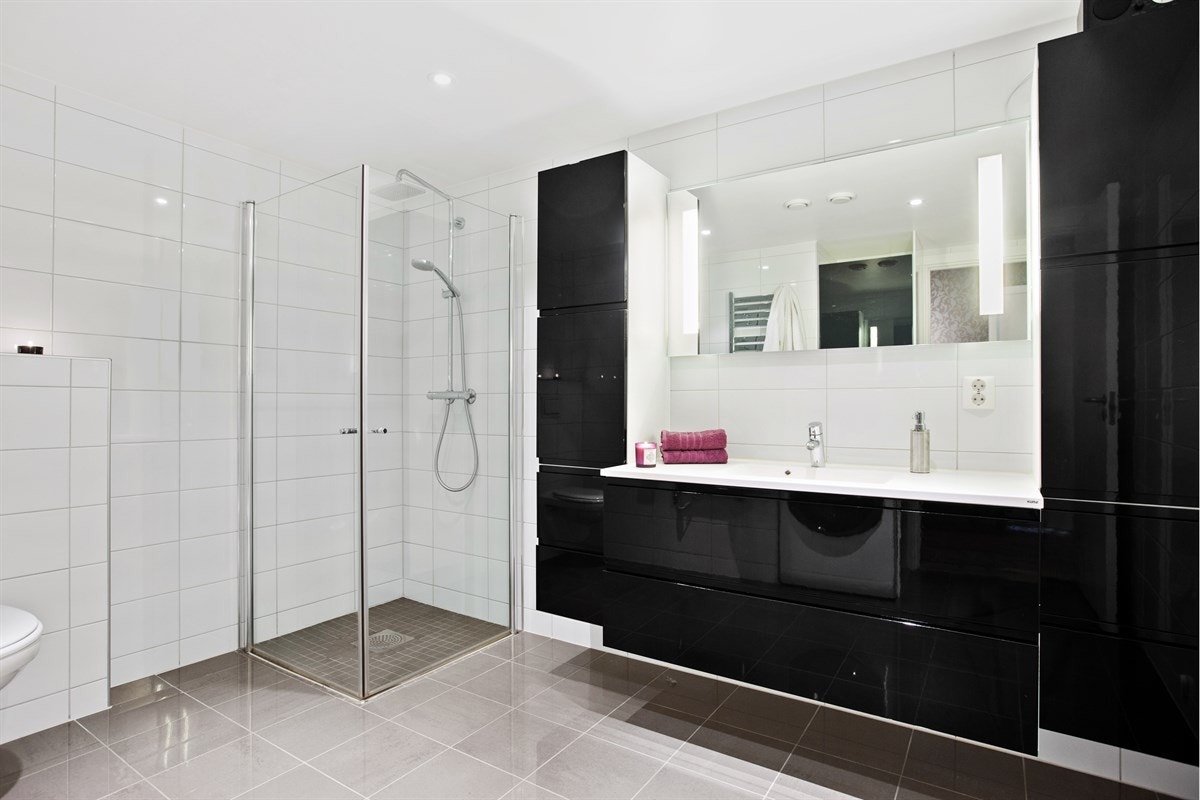 PROA Eiendomsmegling - Delikat bad med gode fargevalg. Her er det oppgradert standard. Dusjhjørne, vegghengt wc og opplegg for vaskemaskin på badet. Galleribilde