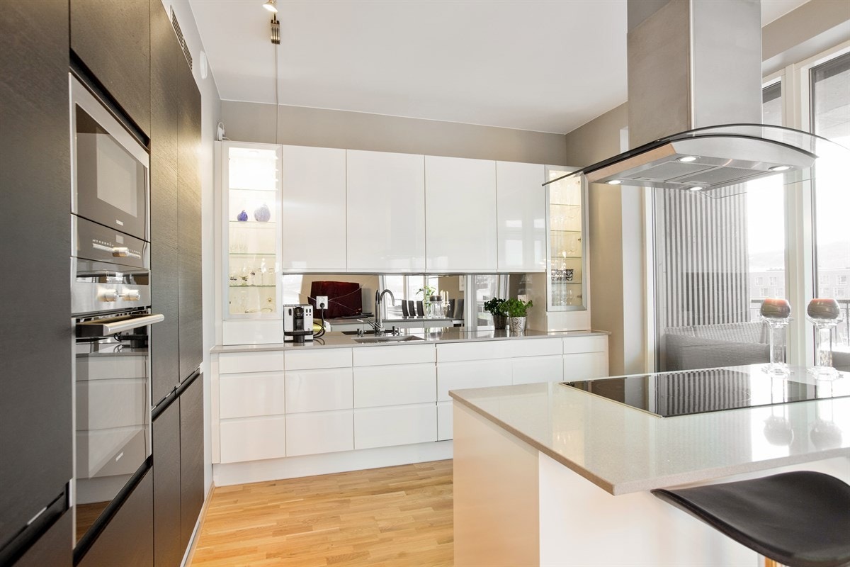 PROA Eiendomsmegling - Kjøkken av høy oppgradert kvalitet med integrerte hvitevarer. Eksklusive benkeplater i Silestone. Galleribilde