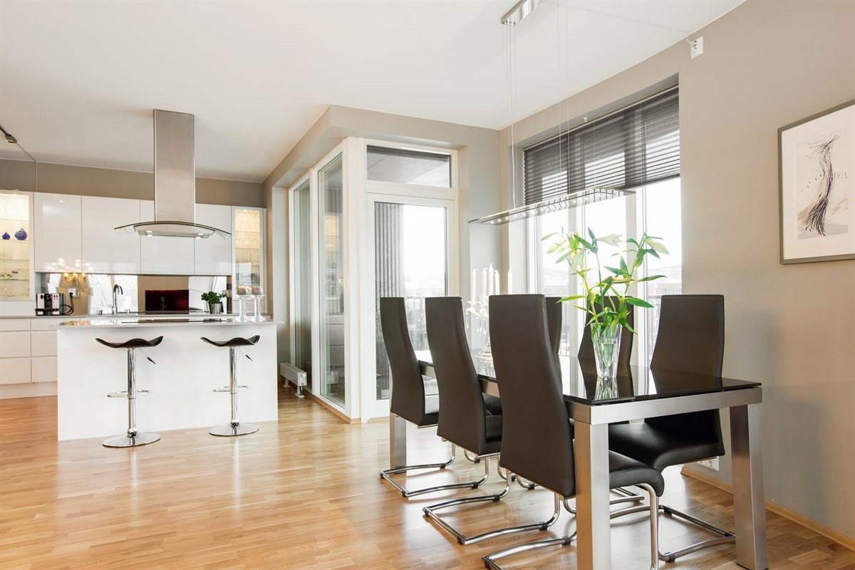 PROA Eiendomsmegling - Stue og kjøkken i åpen løsning. God plass til spisebord, og en praktisk barløsning for de dagene man har det litt travelt. Galleribilde