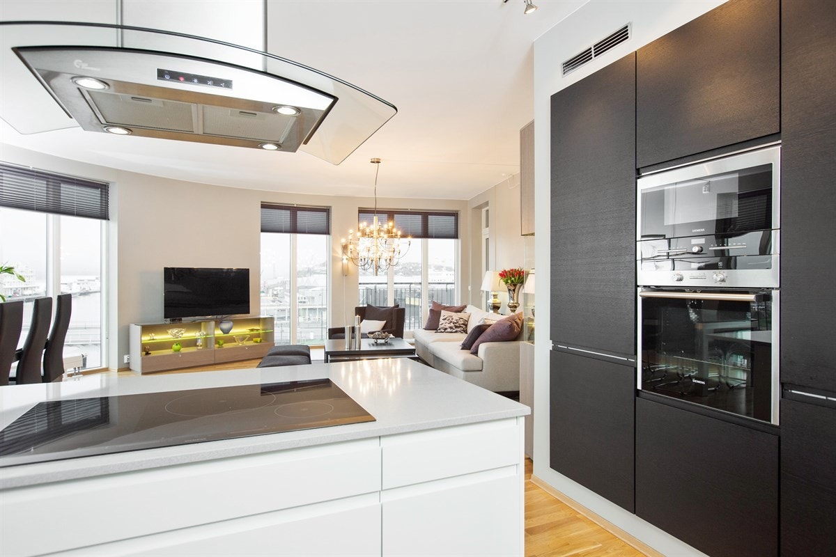 PROA Eiendomsmegling - Kjøkken er oppgradert med stilrene detaljer og kvalitetsmaterialer. Galleribilde