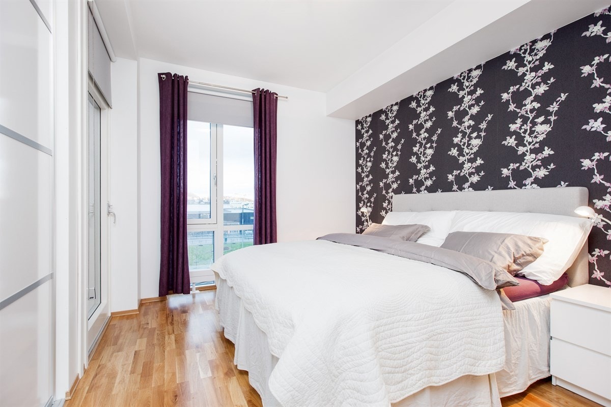 PROA Eiendomsmegling - Hovedsoverommet er av god størrelse, og har godt med garderobeplass i praktiske skyvedørsgarderober. Egen utgang til nordvendt veranda. Galleribilde