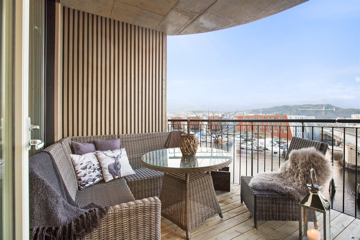 PROA Eiendomsmegling - Den vestvendte verandaen kan by på gode solforhold og fin utsikt. Galleribilde