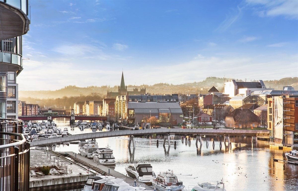 PROA Eiendomsmegling - En fantastisk utsikt over Nidelven, blomsterbrua og Trondheim med Nidarosdomen tronende i bakgrunnen. Galleribilde