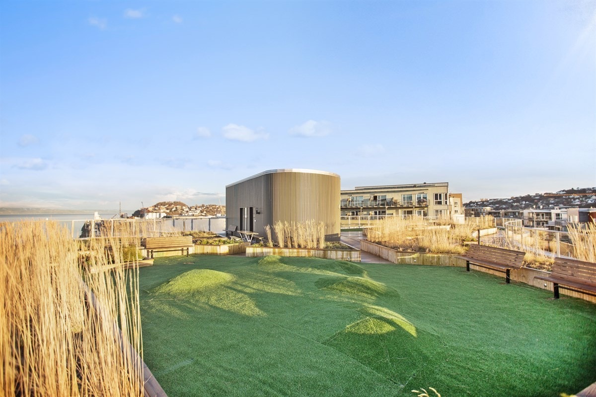 PROA Eiendomsmegling - Herlig felles takterrasse for sameiet. Her kan du nyte sommerdagene i ro og fred med en fantastisk utsikt over området. Galleribilde