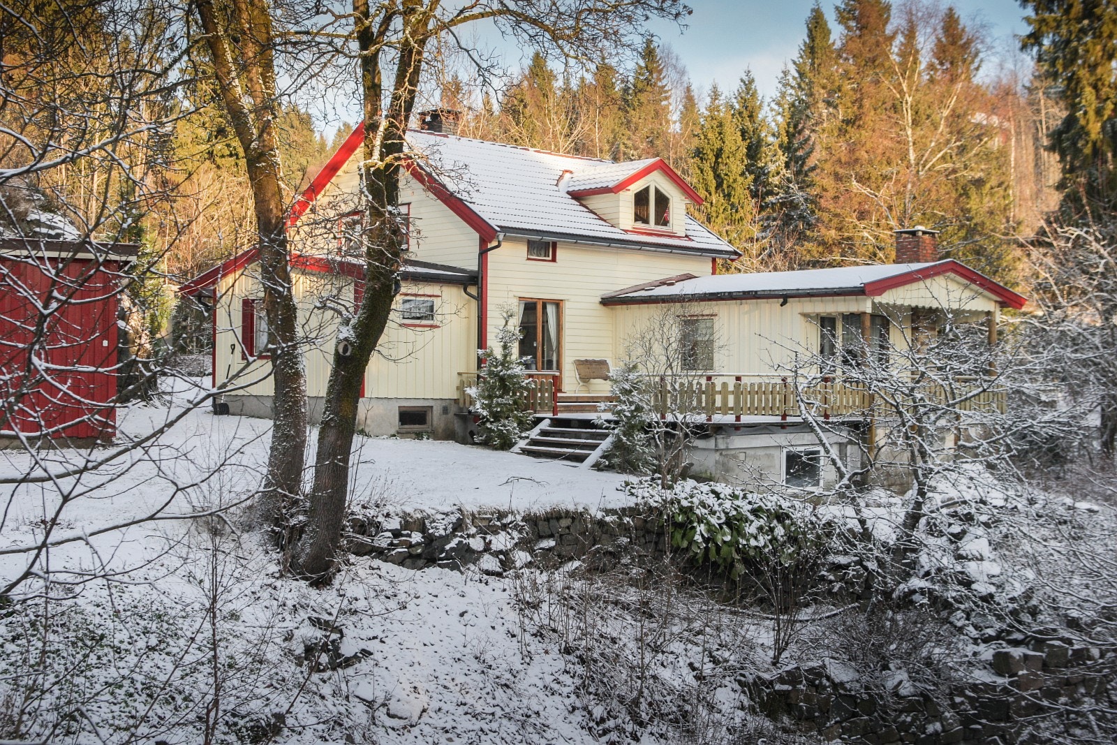 Eiendommen ligger svært attraktivt til, med naturen som nærmeste nabo. Galleribilde