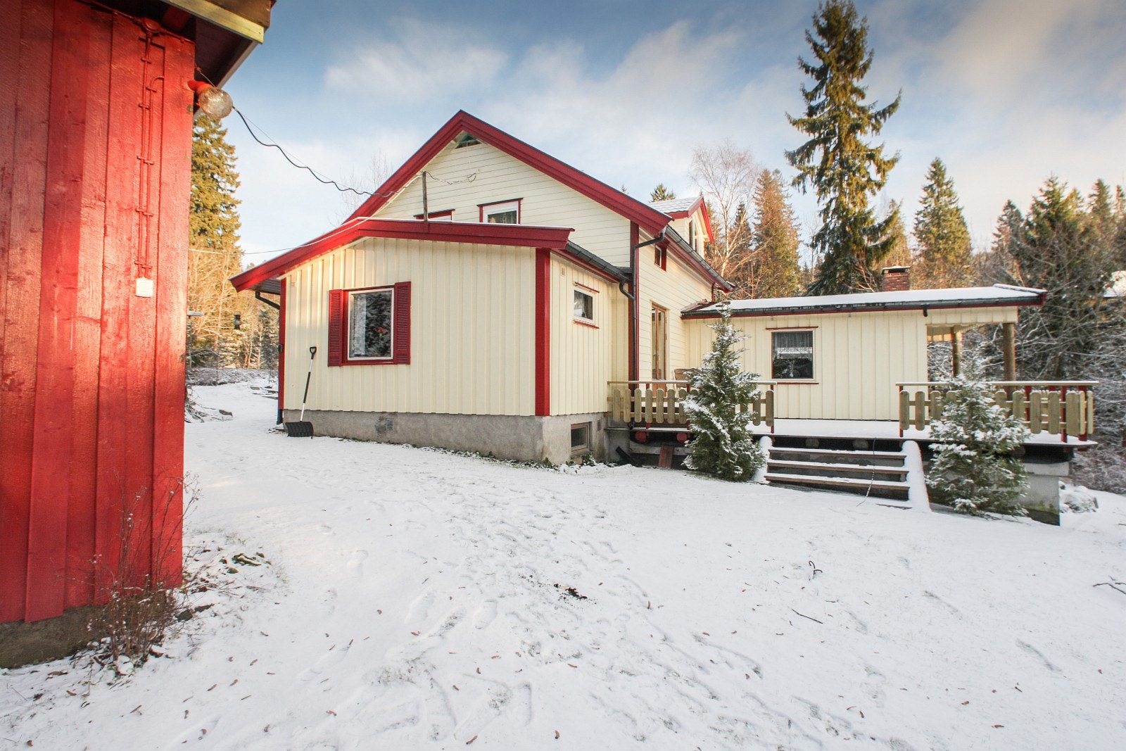 Romslig tomt opparbeidet med trær og busker. Galleribilde
