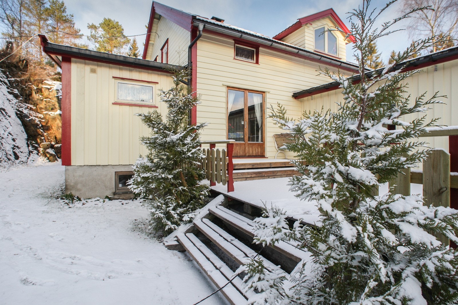Stor terrasse med med utgang fra både kjøkken og peisstue. Galleribilde