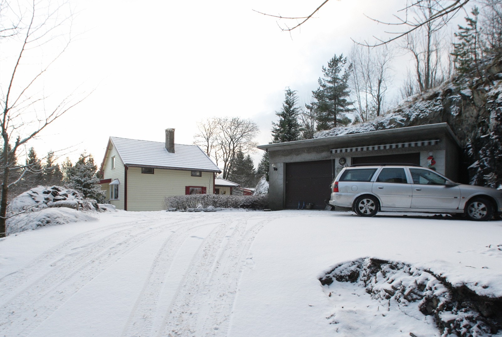Asfaltert oppkjørsel med god plass til parkering. Galleribilde