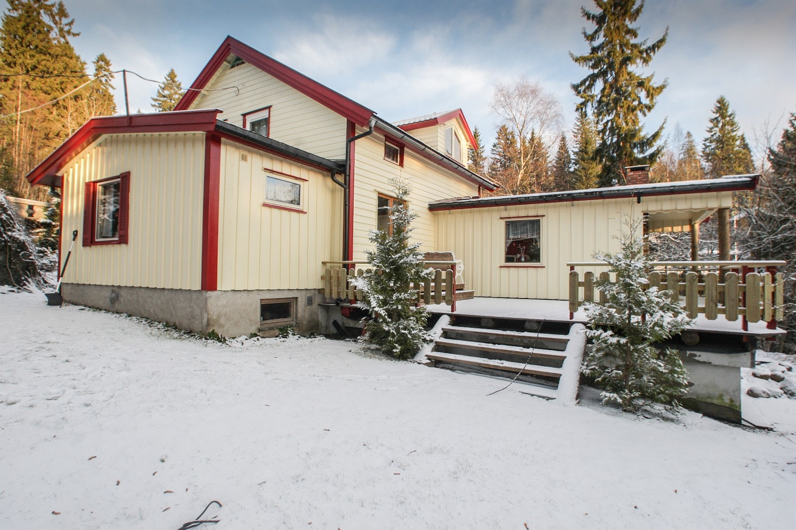 Boligen ligger høyt i terrenget. Galleribilde