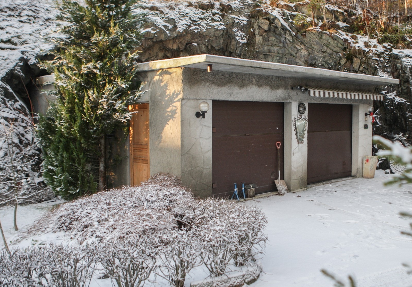 Romslig dobbel garasje. Galleribilde