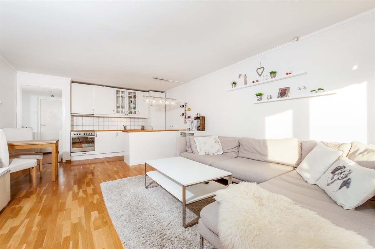 Åpen kjøkkenløsning med halvøy som naturlig avgrensning mot stue Galleribilde