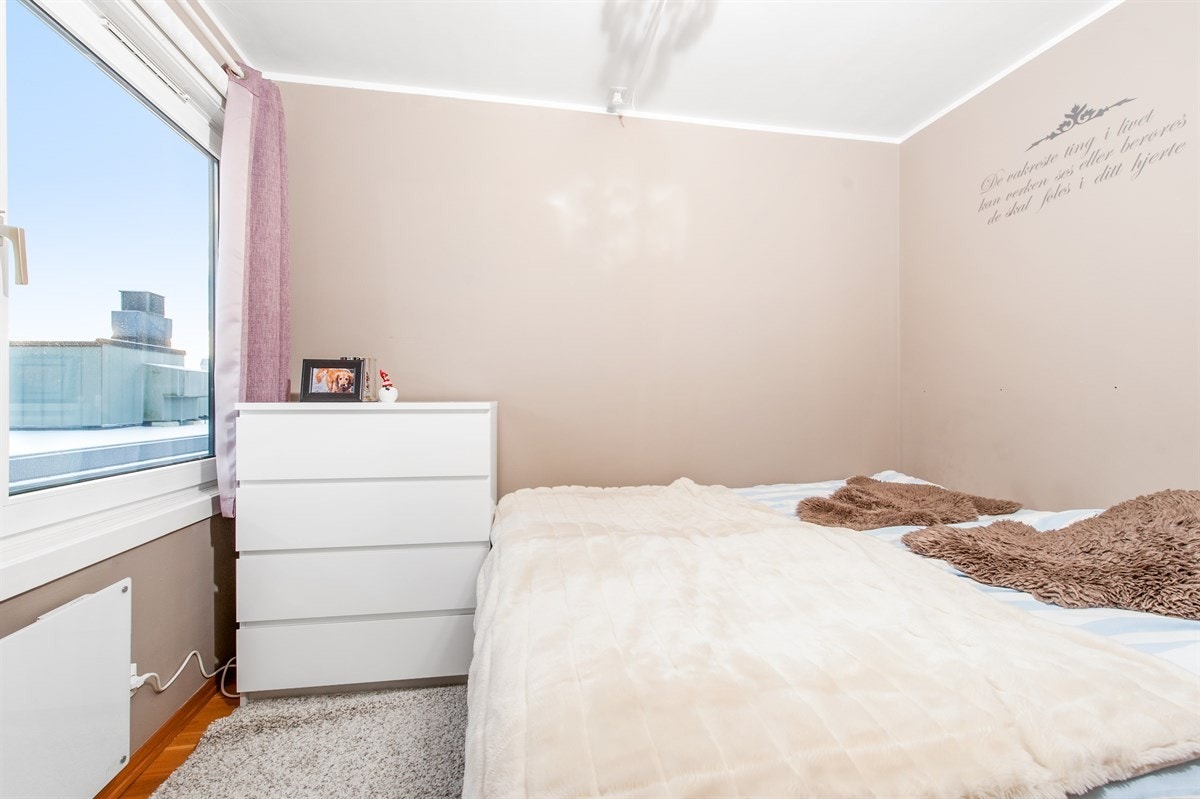 Soverom med plass til dobbeltseng Galleribilde