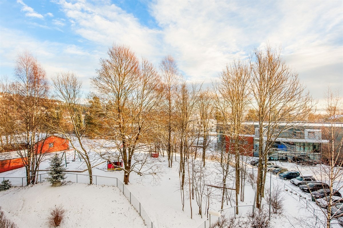 Utsikt fra leiligheten der man kan skimte byen vinterstid Galleribilde