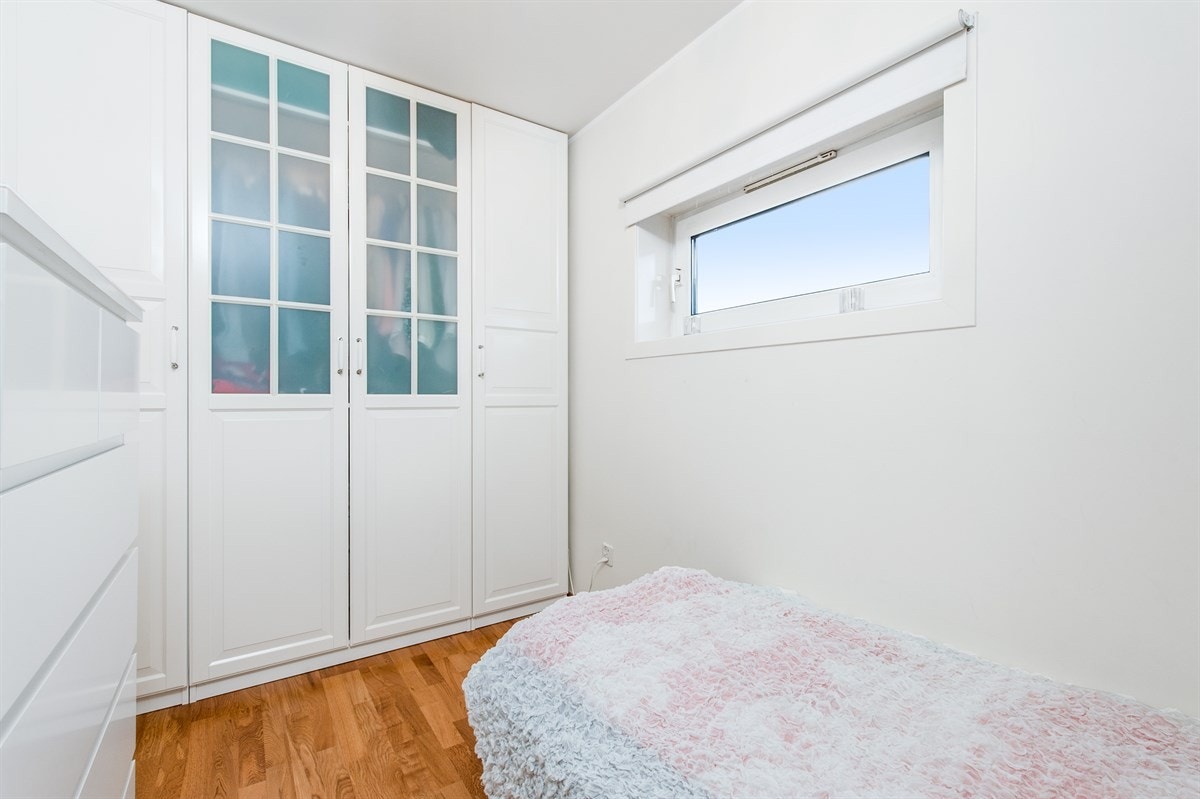 Ekstra innredet rom med stort garderobeskap Galleribilde