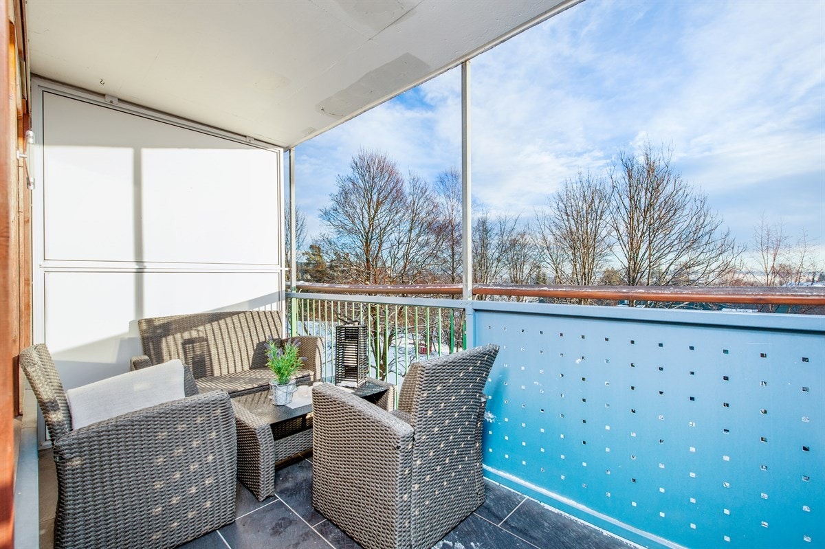 Stor, overbygget og usjenert balkong med noe utsikt mot byen Galleribilde