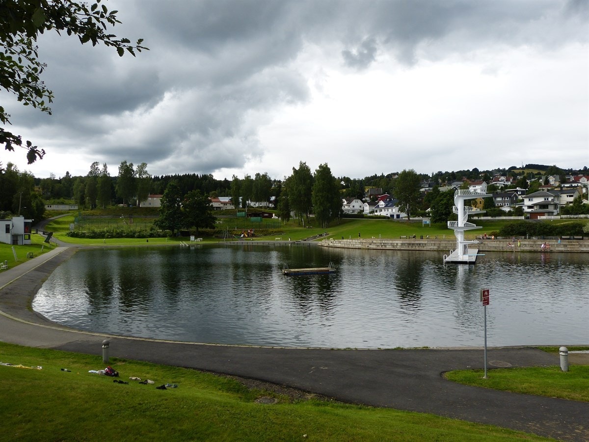 Kort veg til utendørs badeanlegg på Fastland Galleribilde