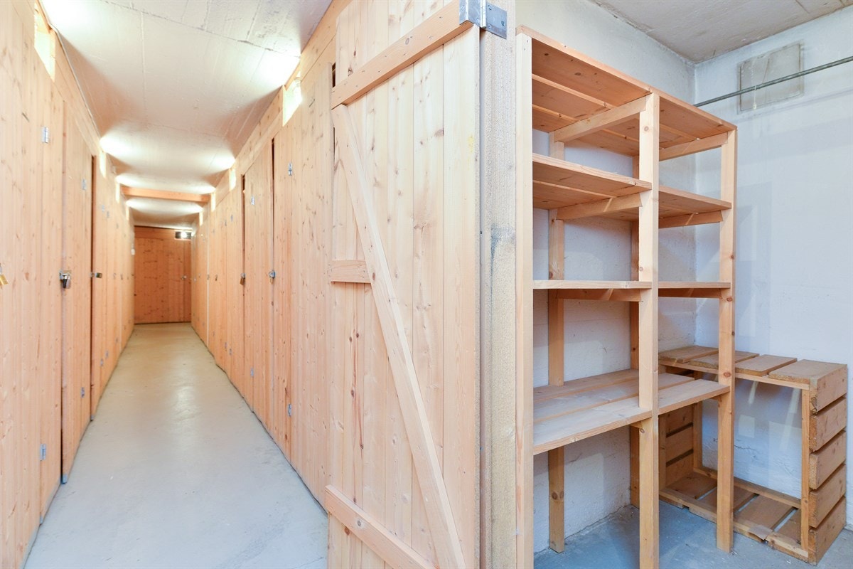 Bod i kjelleren. Det er også felles vaskerom i kjelleren med vaskemaskin og tørketrommel, der leien for bruken inngår i felleskostnadene. Galleribilde