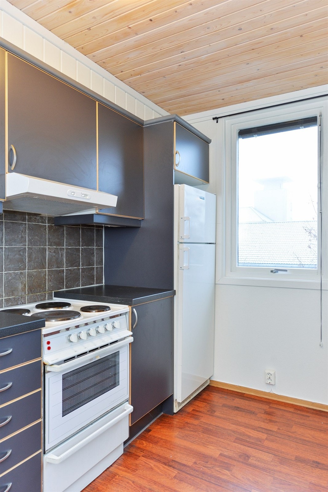 Kjøkken i åpen løsning med gang og stue Galleribilde