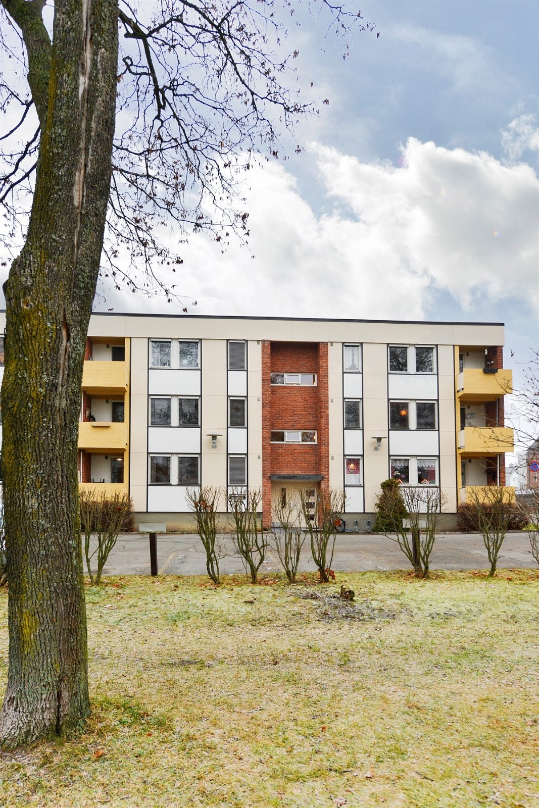 Koselig felles uteområde. Benker er satt opp. Parkeringsplasser utenfor blokka. Må søkes om. Galleribilde