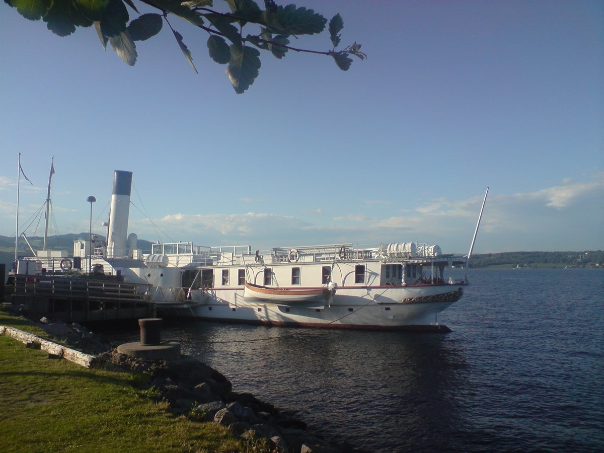 Kort veg til Mjøsa med mange fine bade-, og fiskemuligheter, havnepub og Mjøspromenade. Galleribilde