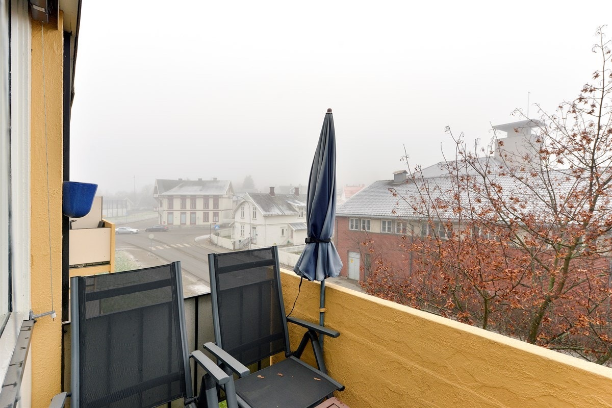 Solrik balkong med fin utsikt mot Bergstoppen, Hovdetoppen og mot Sørbyen Galleribilde