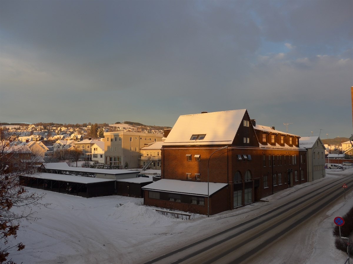 Fin utsikt mot Bergstoppen, Hovdetoppen og mot Sørbyen Galleribilde