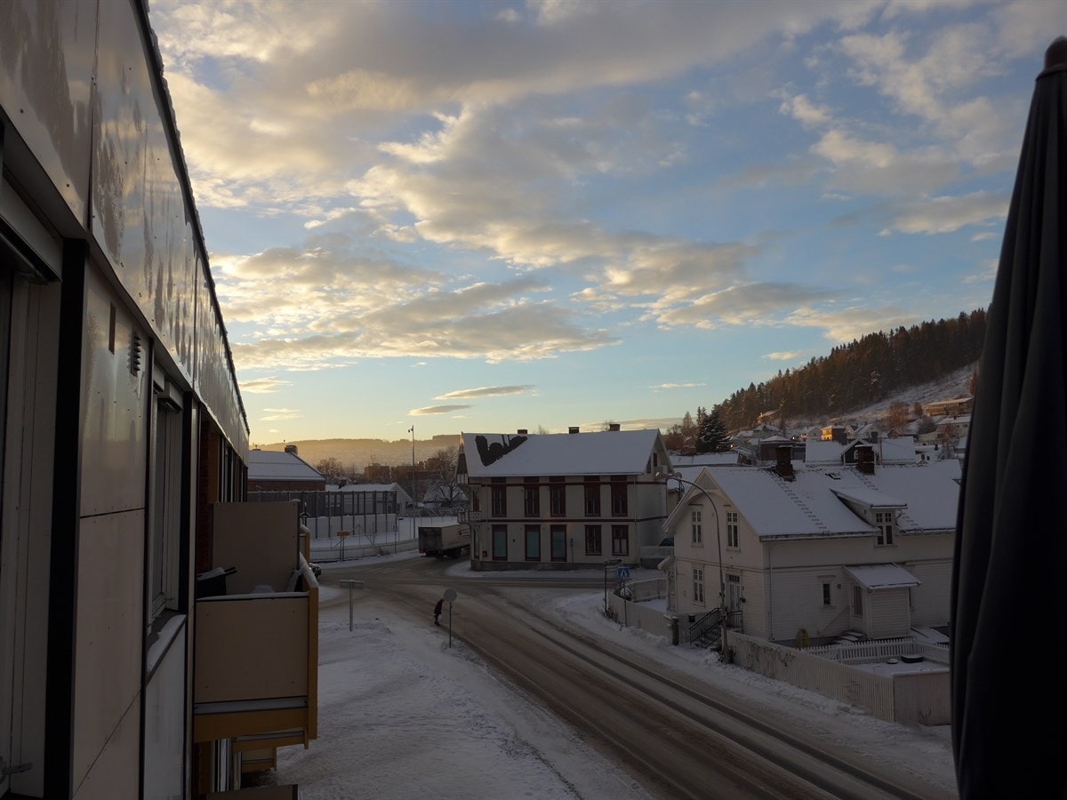 Solrik balkong med fin utsikt mot Hovdetoppen og Sørbyen Galleribilde