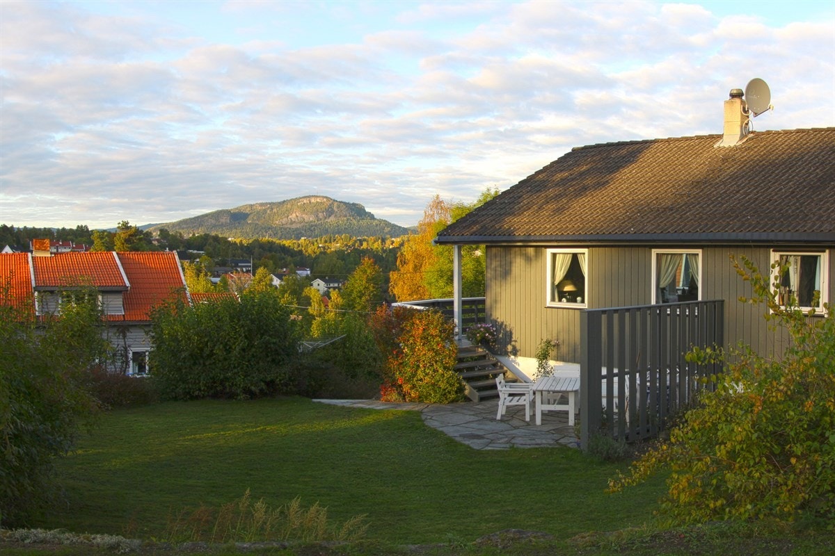 Pent opparbeidet hage med flott utsikt. Galleribilde