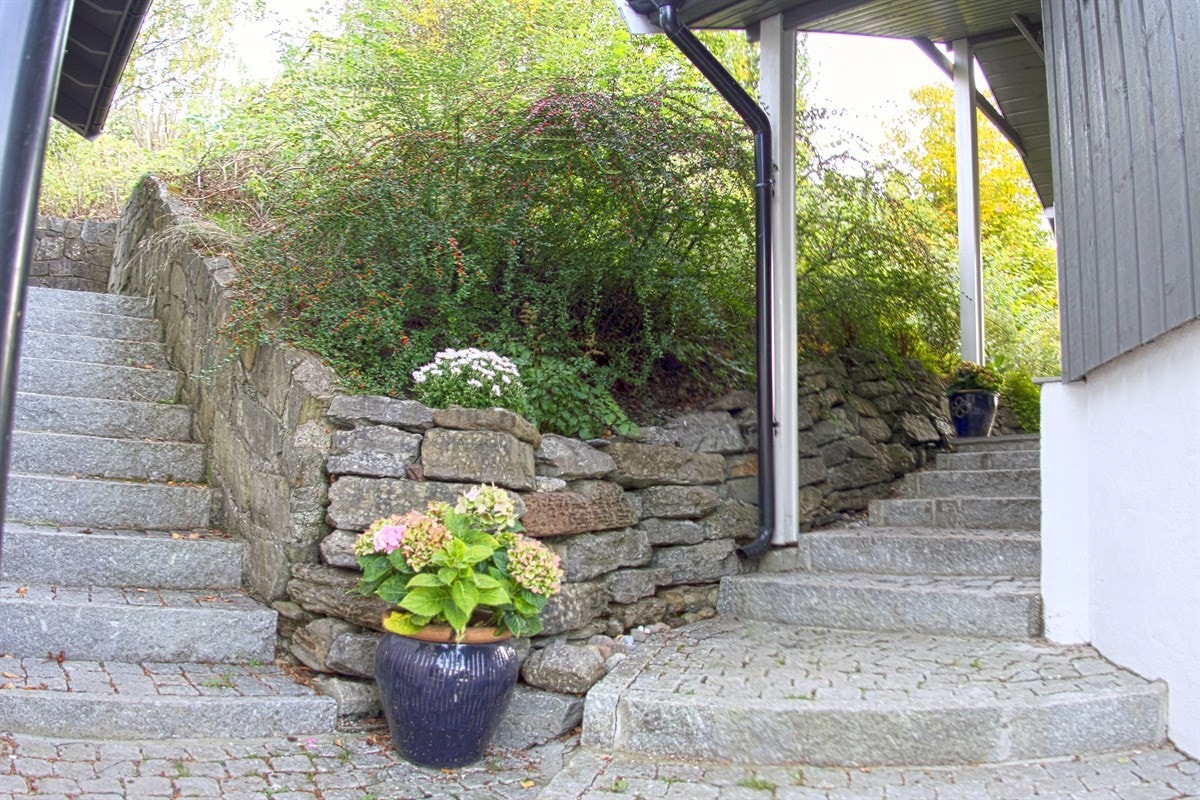 Steinbelagt inngangsparti Galleribilde