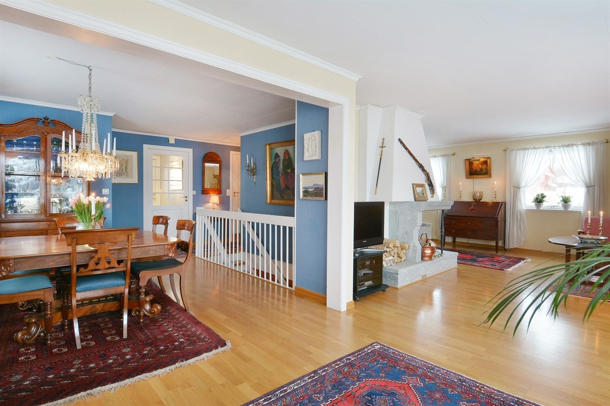 Boligen har en fin romdeling mellom spisestue og stue Galleribilde