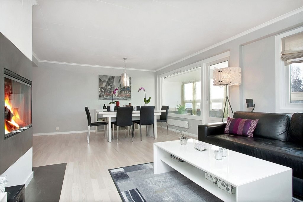 Stue med stilig peis - moderne og lyst Galleribilde