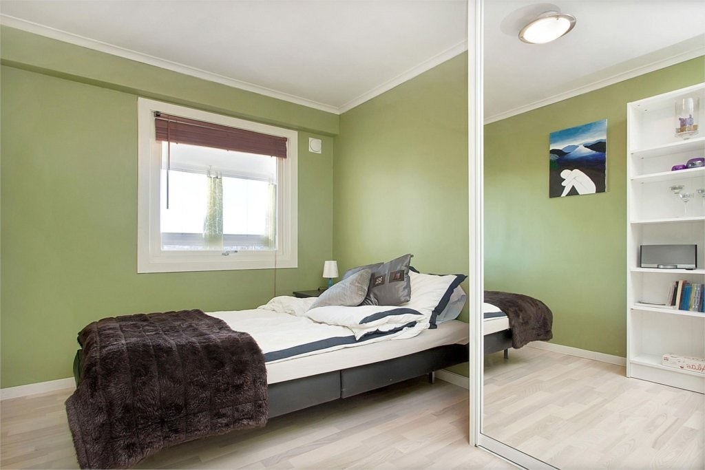 Soverom med skyvedørsgarderobe Galleribilde